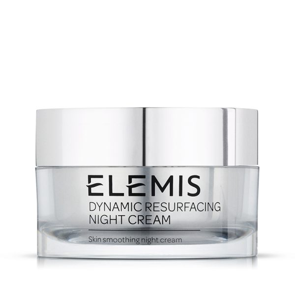 Elemis Dynamic Resurfacing Night Cream i en elegant krukke, plassert på et luksuriøst bord med naturlige elementer som reflekterer ingrediensene, for eksempel jojoba og sheasmø