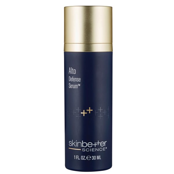 Bilde av Skinbetter Science Alto Defense Serum Face i en elegant flaske, presentert med bakgrunn av naturlige ingredienser som grønn te, druefrø og gurkemeie, som fremhever produktets beskyttende og revitaliserende egenskaper