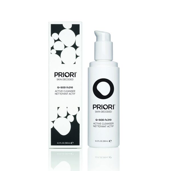 "Flaske av Priori Q+SOD fx210 Active Cleanser, elegant presentert mot en ren, profesjonell bakgrunn for å understreke produktets avanserte hudpleieteknologi og effektivitet."