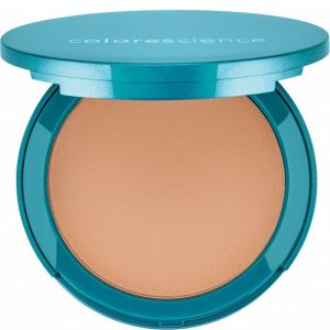 Bilde av Colorescience Natural Finish Pressed Foundation SPF 20 – Medium Bisque, viser den elegante kompakten og den naturlige nyansen, perfekt for daglig bruk med solbeskyttelse