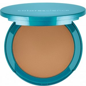 "Colorescience Natural Finish Pressed Foundation SPF 20 i Golden Tan, vist i kompakt med åpen lokk, fremhever det mineralrike produktet"