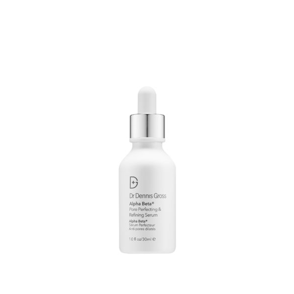 "Flaske av Dr. Dennis Gross Alpha Beta Pore Perfecting & Refining Serum vist frem med en ren og profesjonell bakgrunn, som understreker serumets hudforfinende egenskaper."