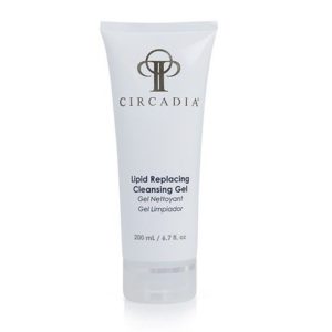 Bilde av Circadia Lipid Replacing Cleansing Gel flaske på en ren, harmonisk bakgrunn for å fremheve produktets beroligende og fuktighetsgivende egenskaper