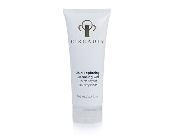 Bilde av Circadia Lipid Replacing Cleansing Gel flaske på en ren, harmonisk bakgrunn for å fremheve produktets beroligende og fuktighetsgivende egenskaper