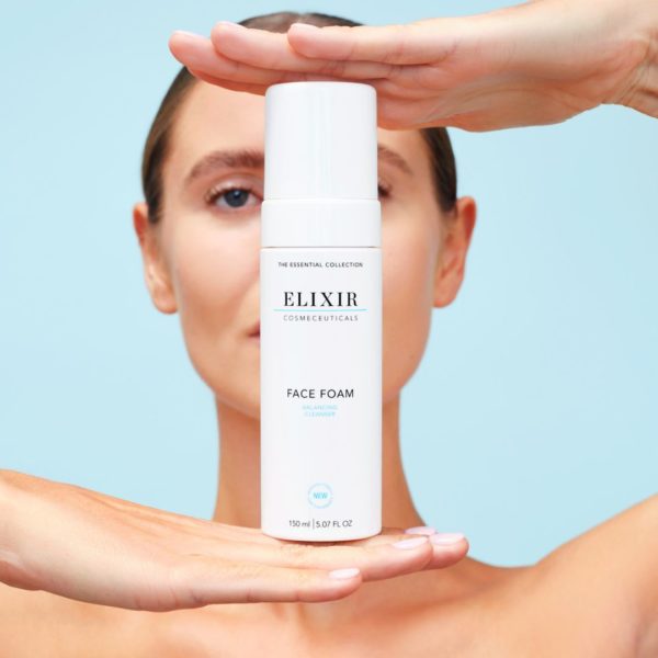 Bilde av Elixir Face Foam Cleanser-flasken, perfekt for daglig bruk i alle hudpleierutiner.