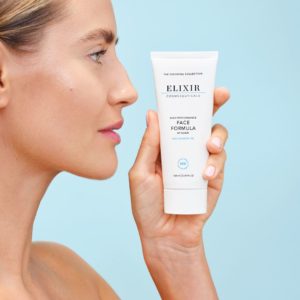 Produktbilde av Elixir Face Formula, en avansert fuktighetskrem i en elegant beholder, designet for å gi intens hydrering og anti-aging fordeler, beriket med niacinamid, squalane og vitamin E, perfekt for alle hudtyper.