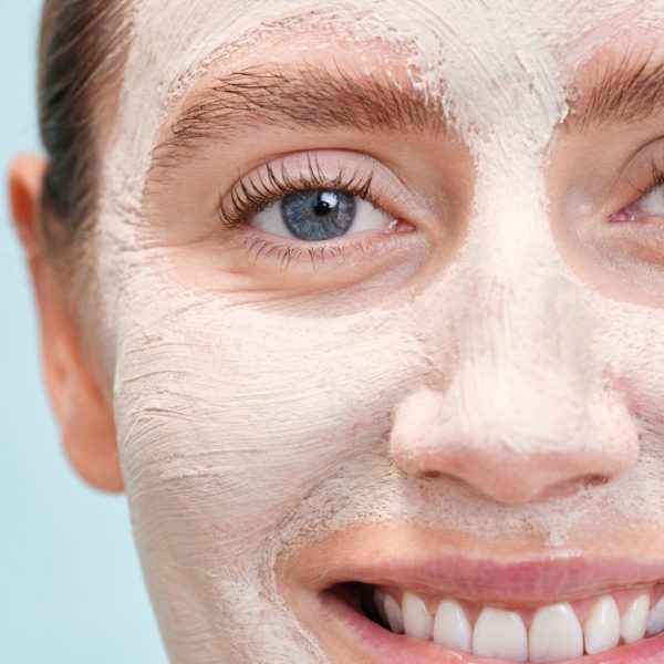 Bilde av Elixir Peeling Clay Mask på et ansikt, som viser maskens tekstur og innhold